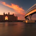 Atlantis The Palm en Dubái al atardecer con el monorraíl pasando sobre el puente