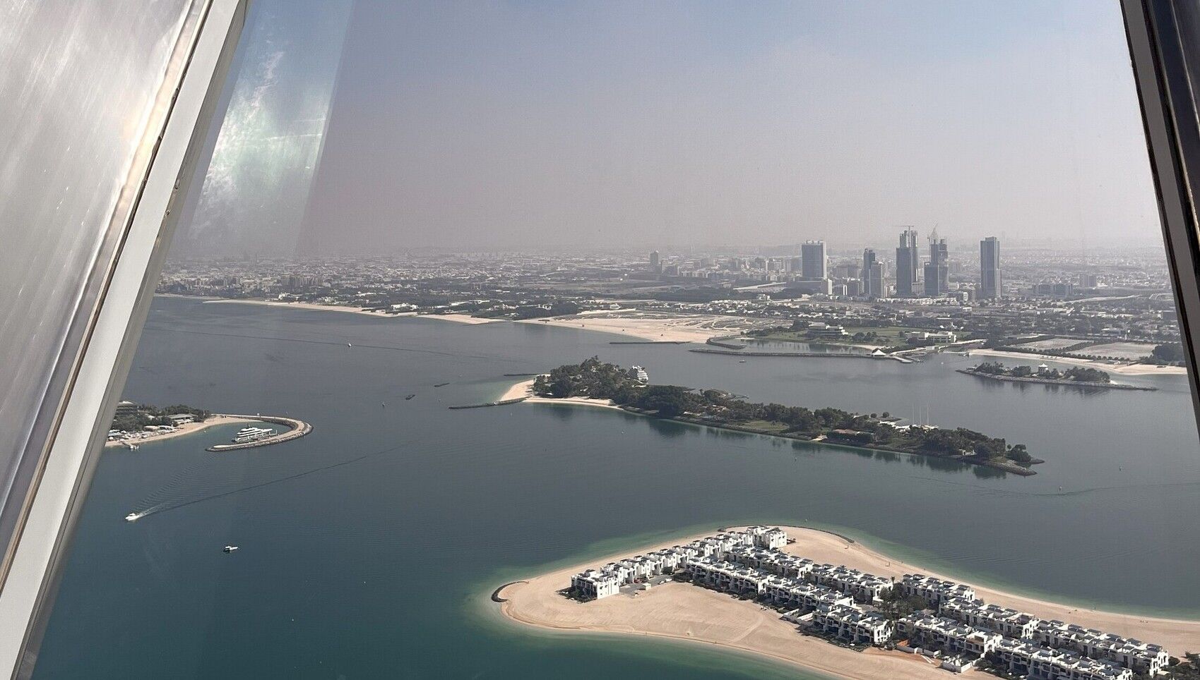 Vista aérea de las islas artificiales y la costa de Dubái desde un mirador en altura con Passion Dubai Tours