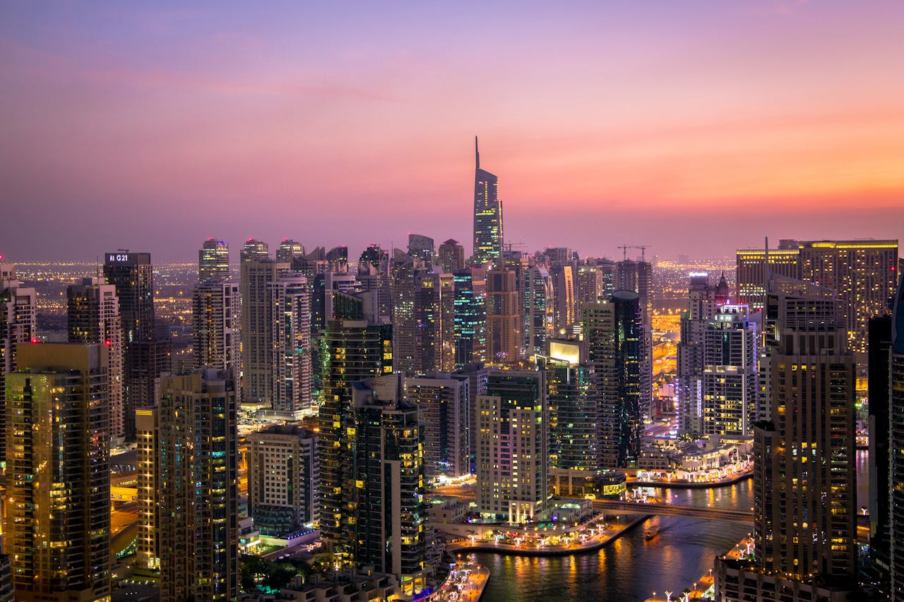 Vista nocturna de la Dubai Marina iluminada durante el Tour por las Alturas con Passion Dubai Tours