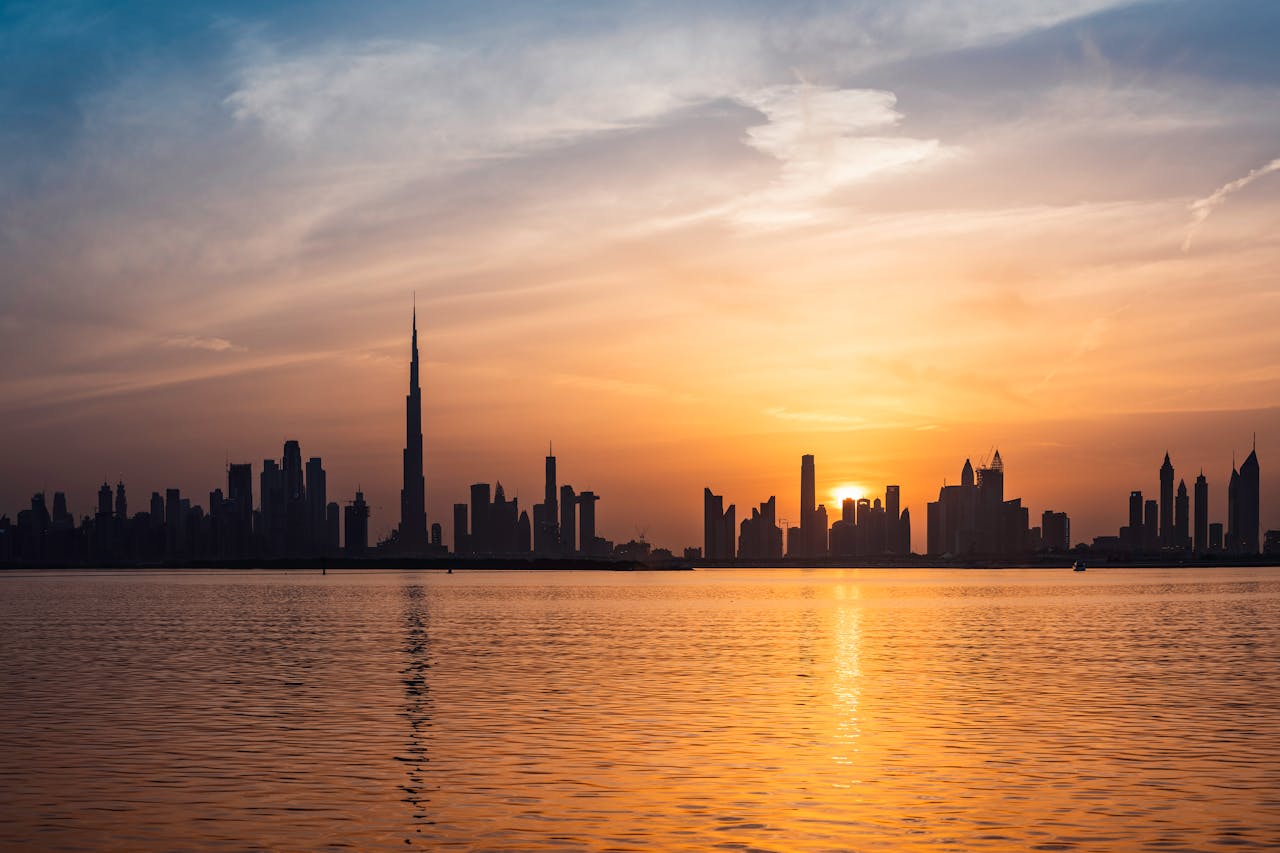 Skyline de Dubái con el Burj Khalifa al atardecer visto desde el mar con Passion Dubai Tours