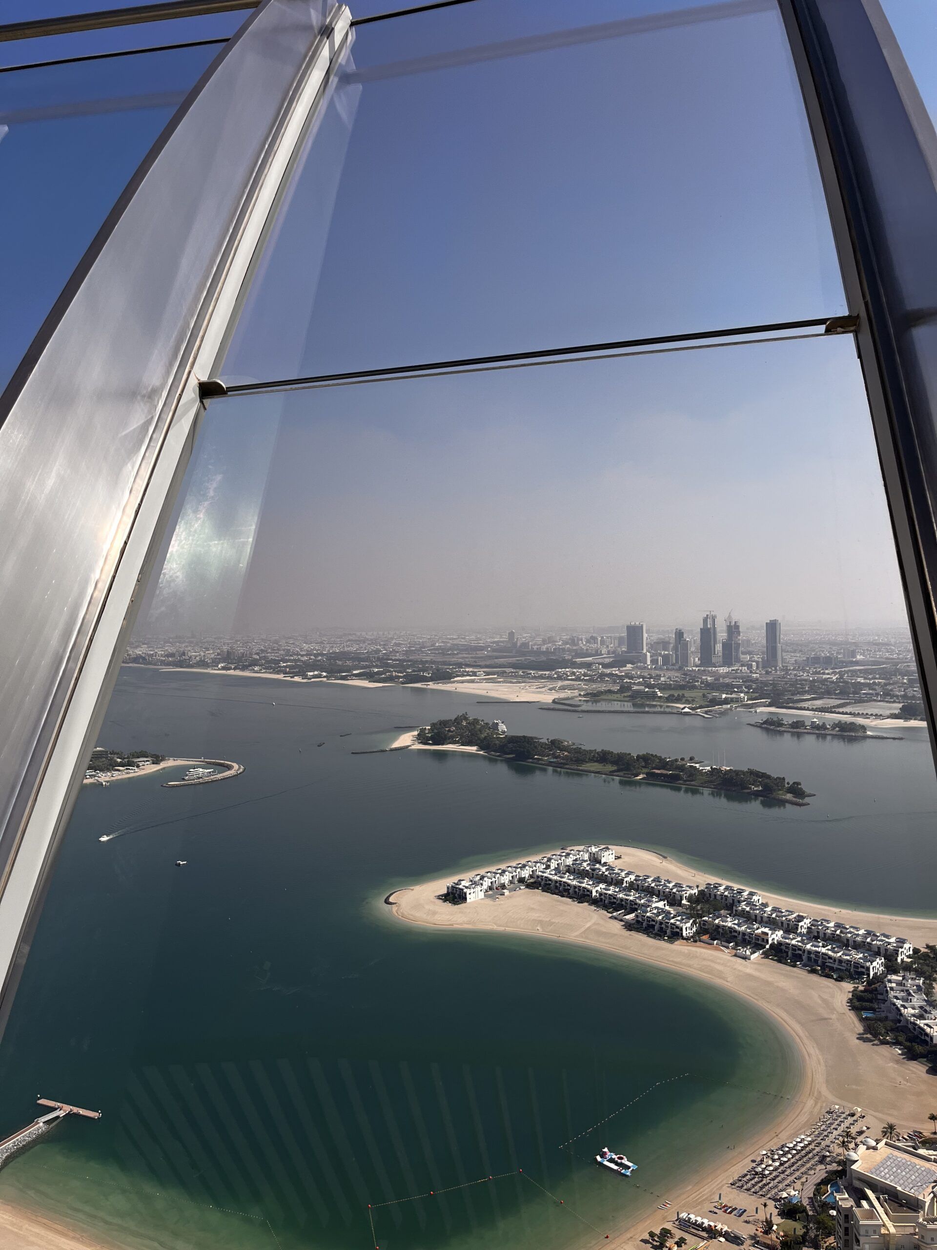 Vista panorámica de las islas artificiales y la ciudad de Dubái desde un mirador en altura con Passion Dubai Tours