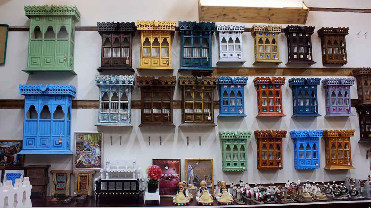 Artesanías y ventanas tradicionales de colores en un mercado de Yeda, Arabia Saudí con Passion Dubai Tours