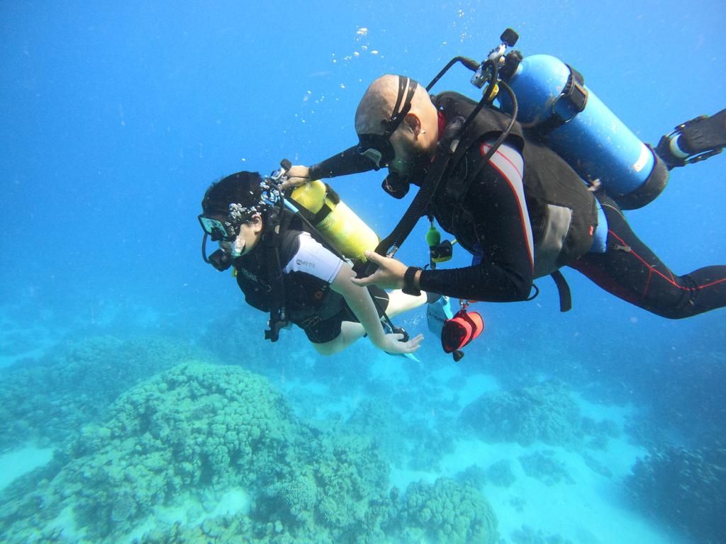 Turista practicando buceo en el mas acompañado por instructor con Passion Dubai Tours