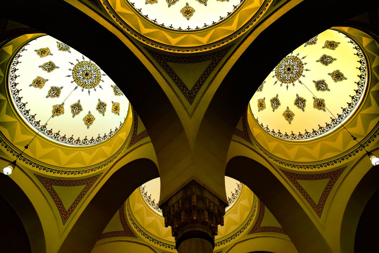 Decoración interior de una mezquita en Sharjah durante el tour cultural desde Dubái con Passion Dubai Tours