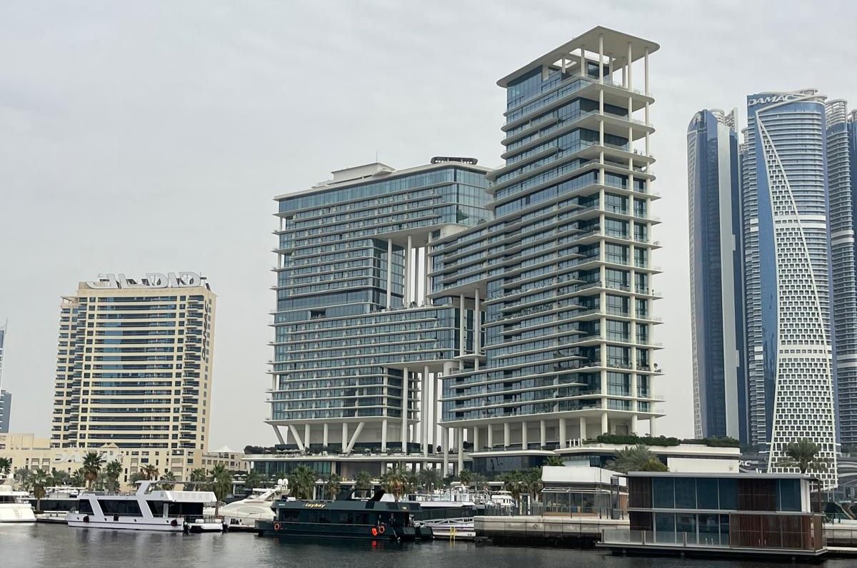 Vista de la Marina de Dubái con rascacielos modernos y yates en el puerto