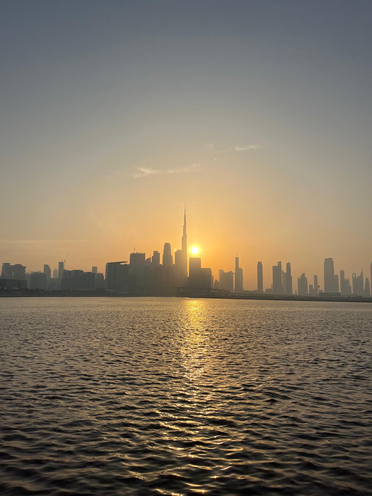 Atardecer en Dubái con vistas al Burj Khalifa desde el agua
