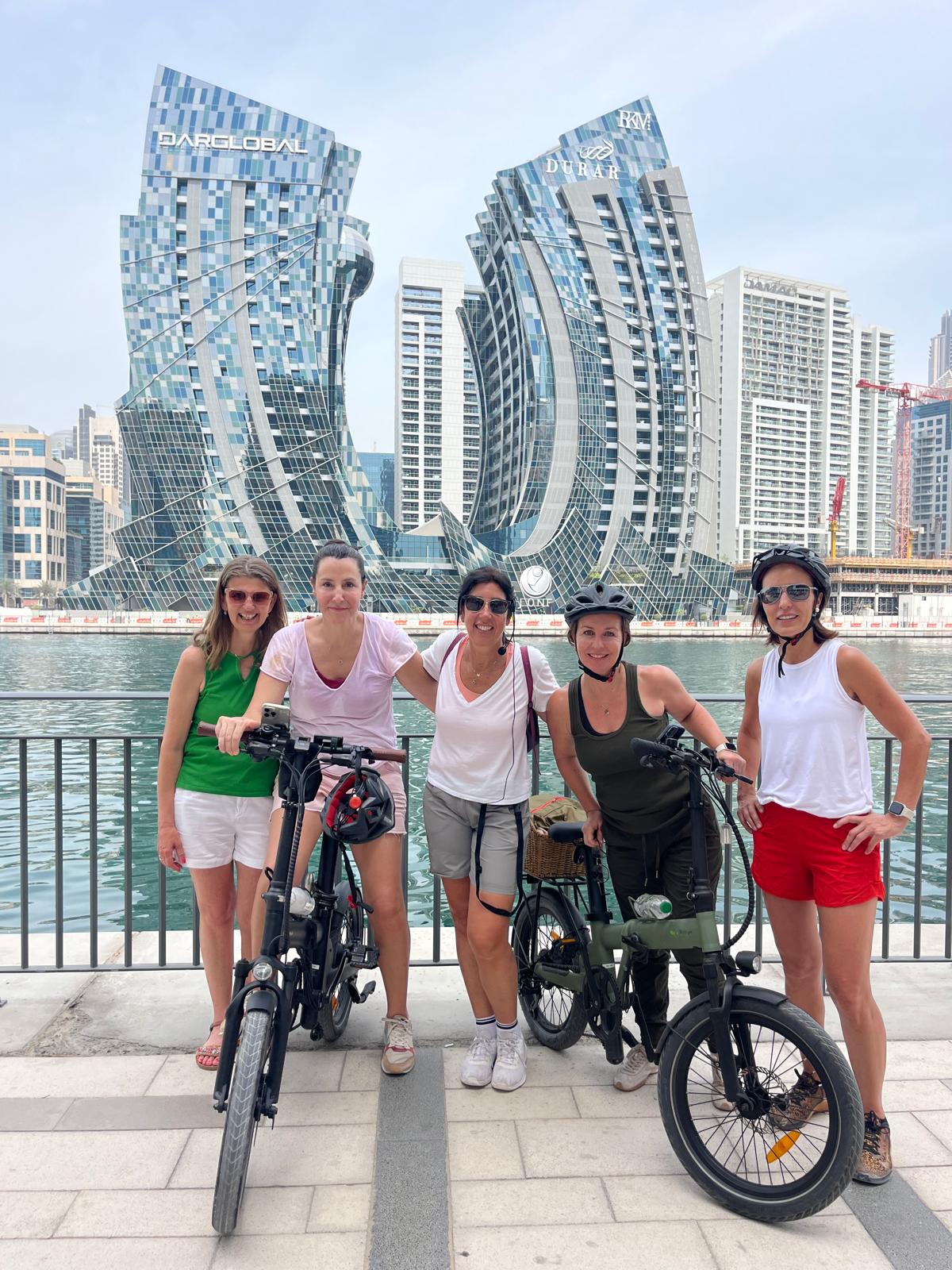 Turistas en el tour por el canal de Dubái en bicicleta eléctrica