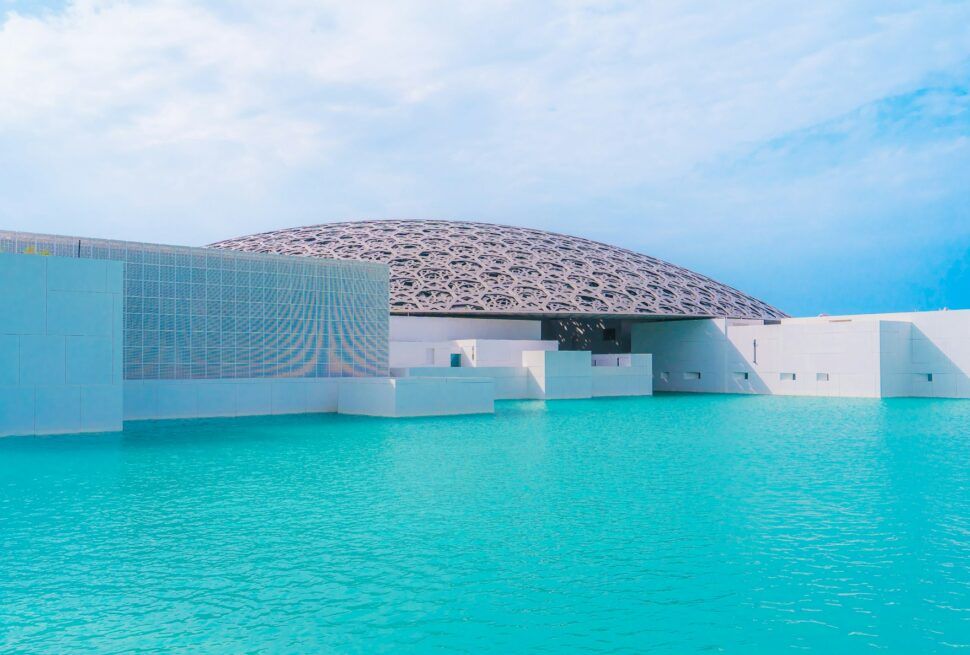 Museo Louvre Abu Dhabi – Tour privado cultural en español más allá de la Gran Mezquita