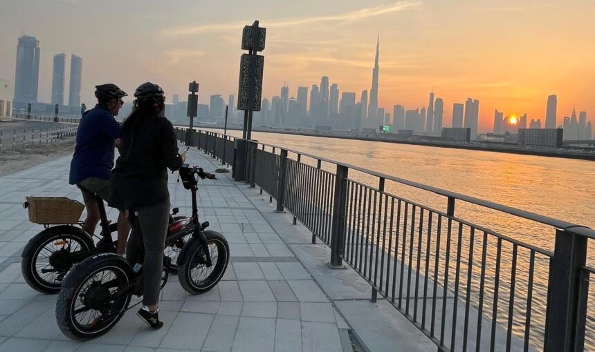 Tour en bicicleta eléctrica por Dubái – Excursión privada guiada en español más allá del lujo